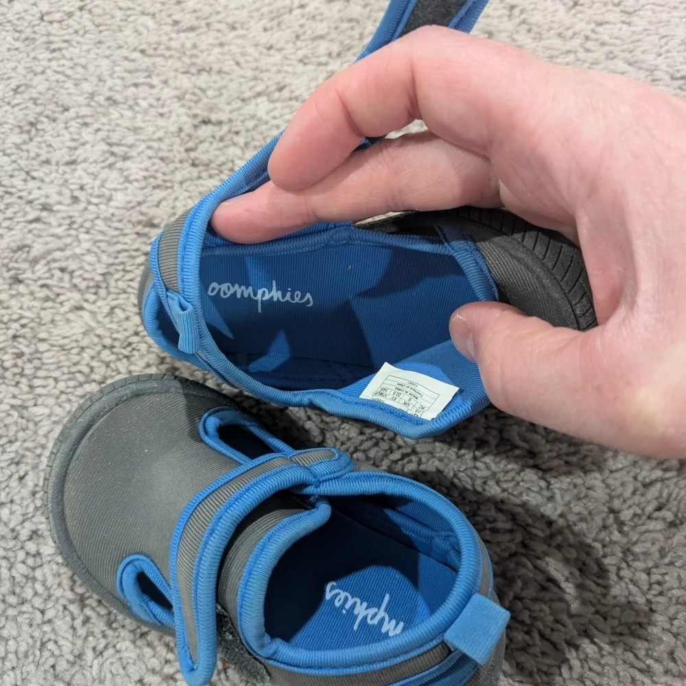 Oomphies Kids Gray and Blue Sandals - Picture 7 of 8